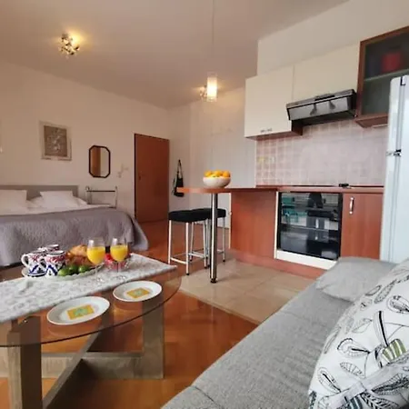 Apartment Maia's Znjan *